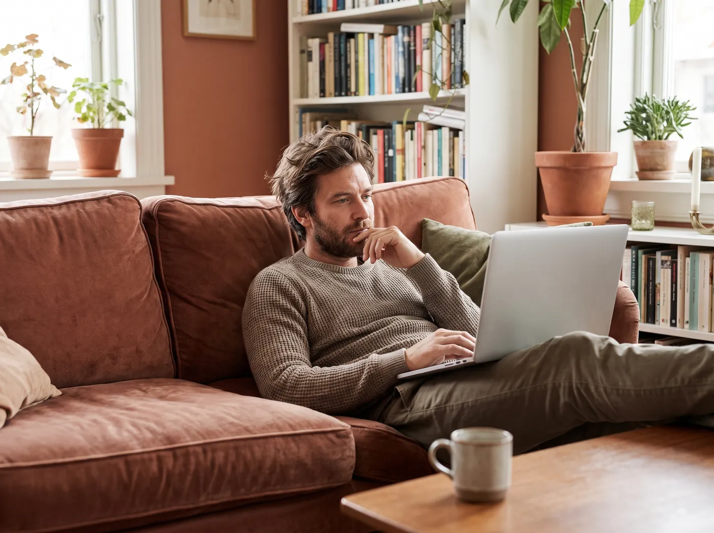 Person sucht online nach einem Handwerker